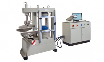 PC controlled combined compression / flexure testing machine 3000 kN / 150 kN